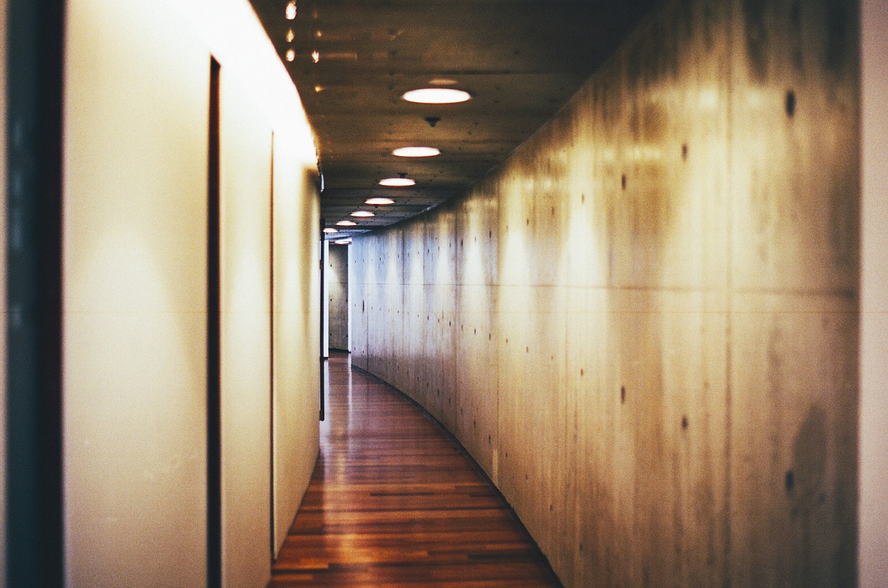 hallway-438412_1280.jpg