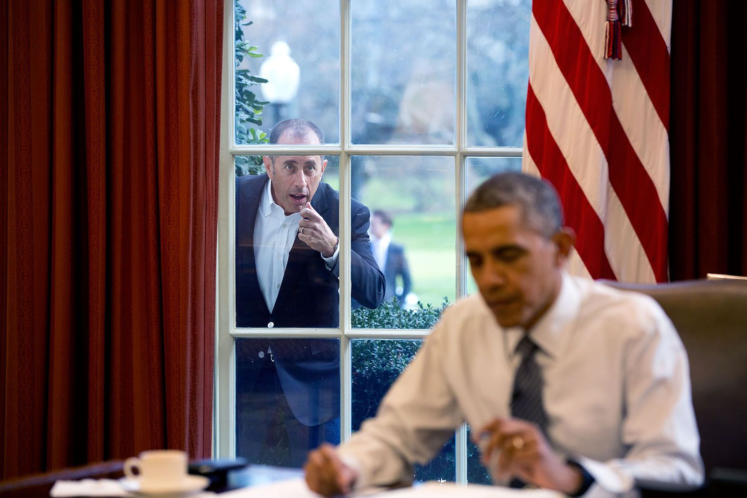 Jerry_Seinfeld_knocks_on_the_Oval_Office_window.jpg