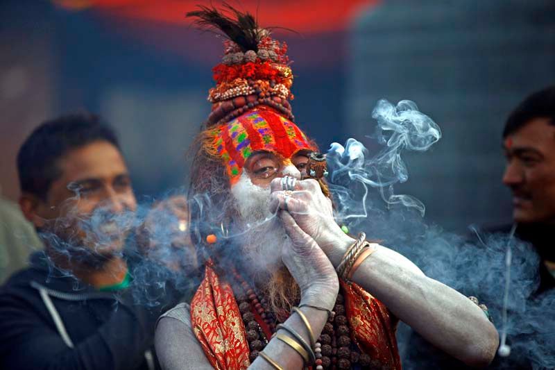 Sadhu-smokes-marijuana-in-Pashupatinath-Temple-for-Mahashivaratri.jpg