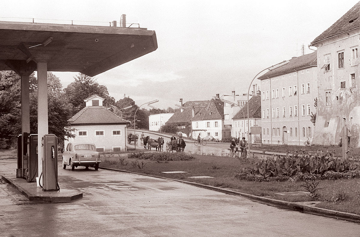 Stara_bencinska_črpalka_na_Ptuju_s_pogledom_na_minoritski_samostan_1960.jpg