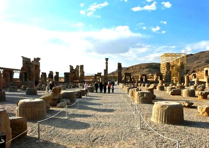 Hall-of-hundred-columns-of-Persepolis۲.jpg