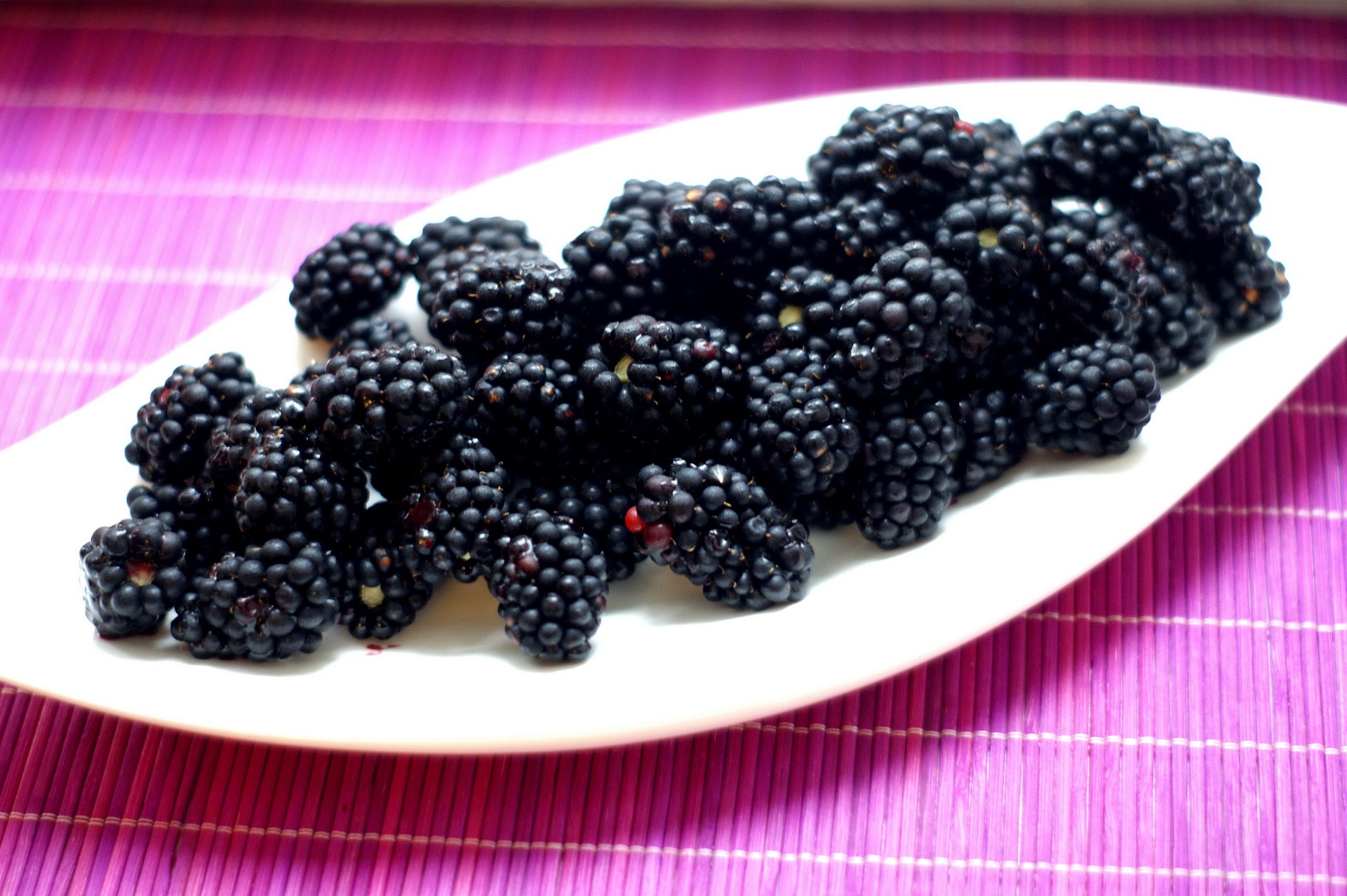 blackberries-1612883_1920.jpg