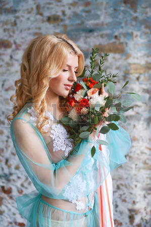 55876863-la-mujer-rubia-joven-encantadora-con-pelo-rizado-flores-frescas-ramo-de-rosas-claveles-y-hojas-de-eu.jpg