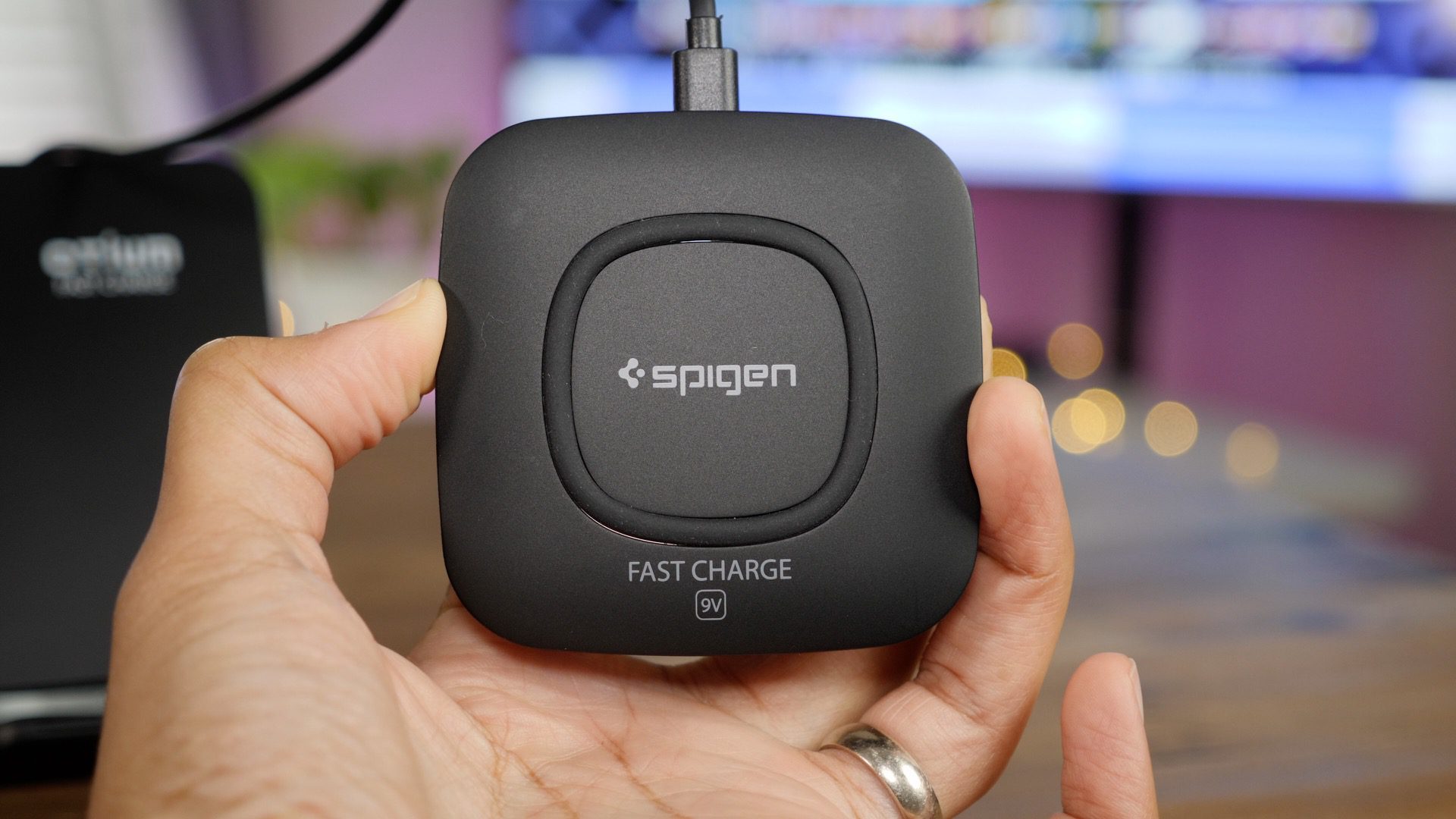 spigen-wireless-charger-iphone-8.jpg