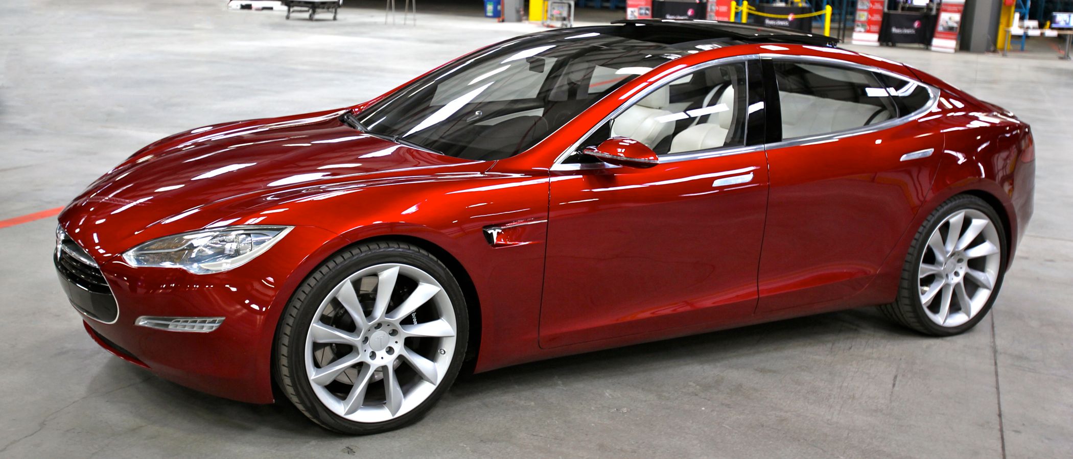 Tesla_Model_S_Indoors_trimmed.jpg