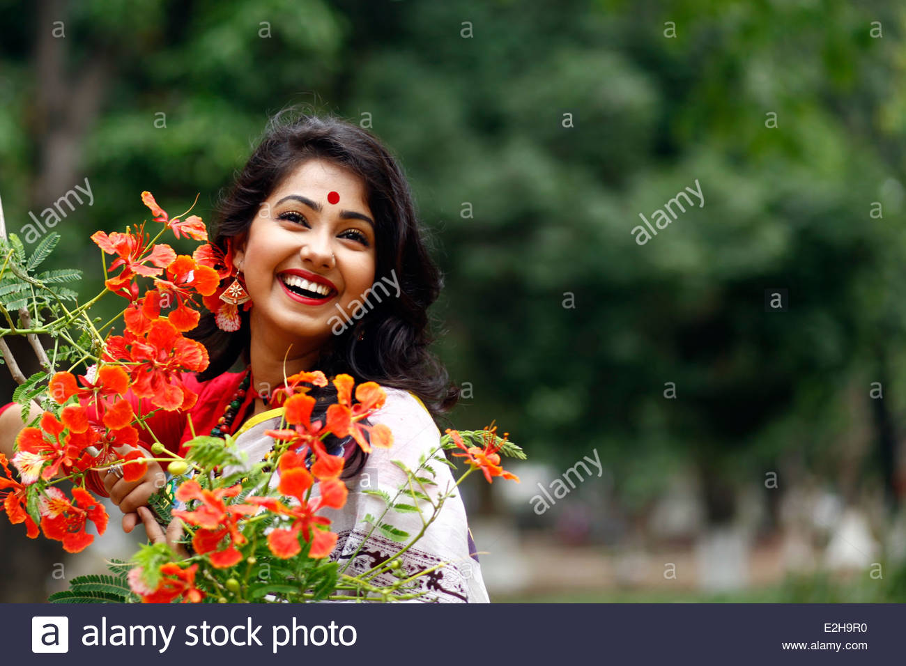 bangladeshi-girls-enjoying-with-summer-flowers-E2H9R0.jpg
