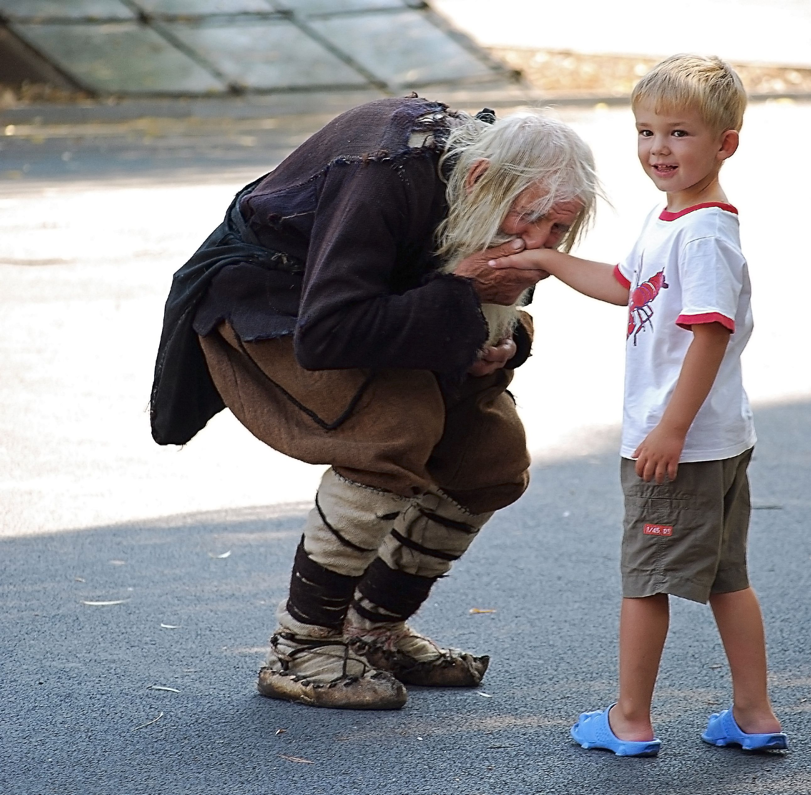 Увидев дедушку люди улыбаются готовы помочь. Дедушка добри Добрев. Болгарский старец добри Добрев. Дедушка добри Болгария. Доброта к людям.