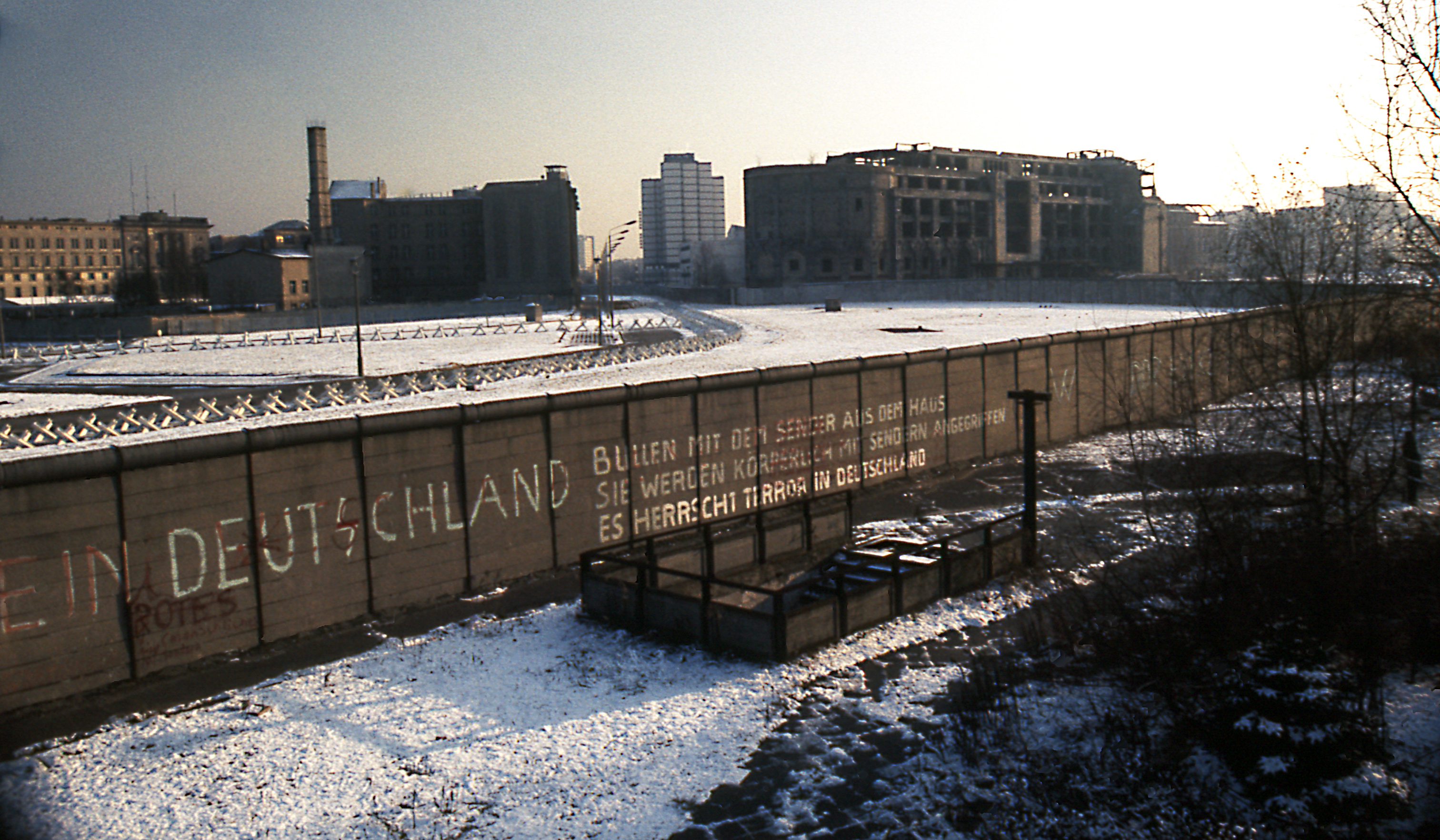 Berlin_Wall_Potsdamer_Platz_November_1975_looking_east.jpg