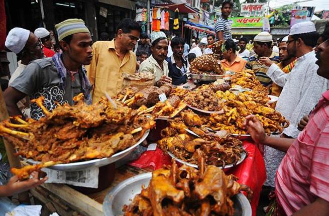 bangladesh-muslims-ramadan-street-vendors-lamb-meal-afp.jpg