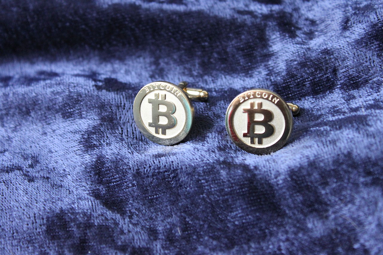 1280px-Bitcoin_cufflinks.JPG