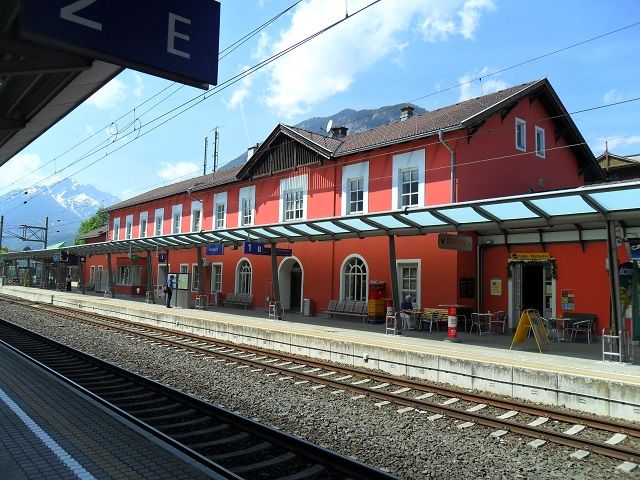 bahnhofinnen.JPG