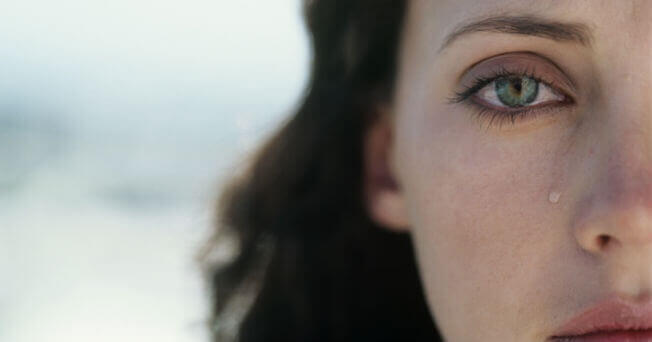 Mujer-con-una-lagrima-sobre-su-rostro.jpg