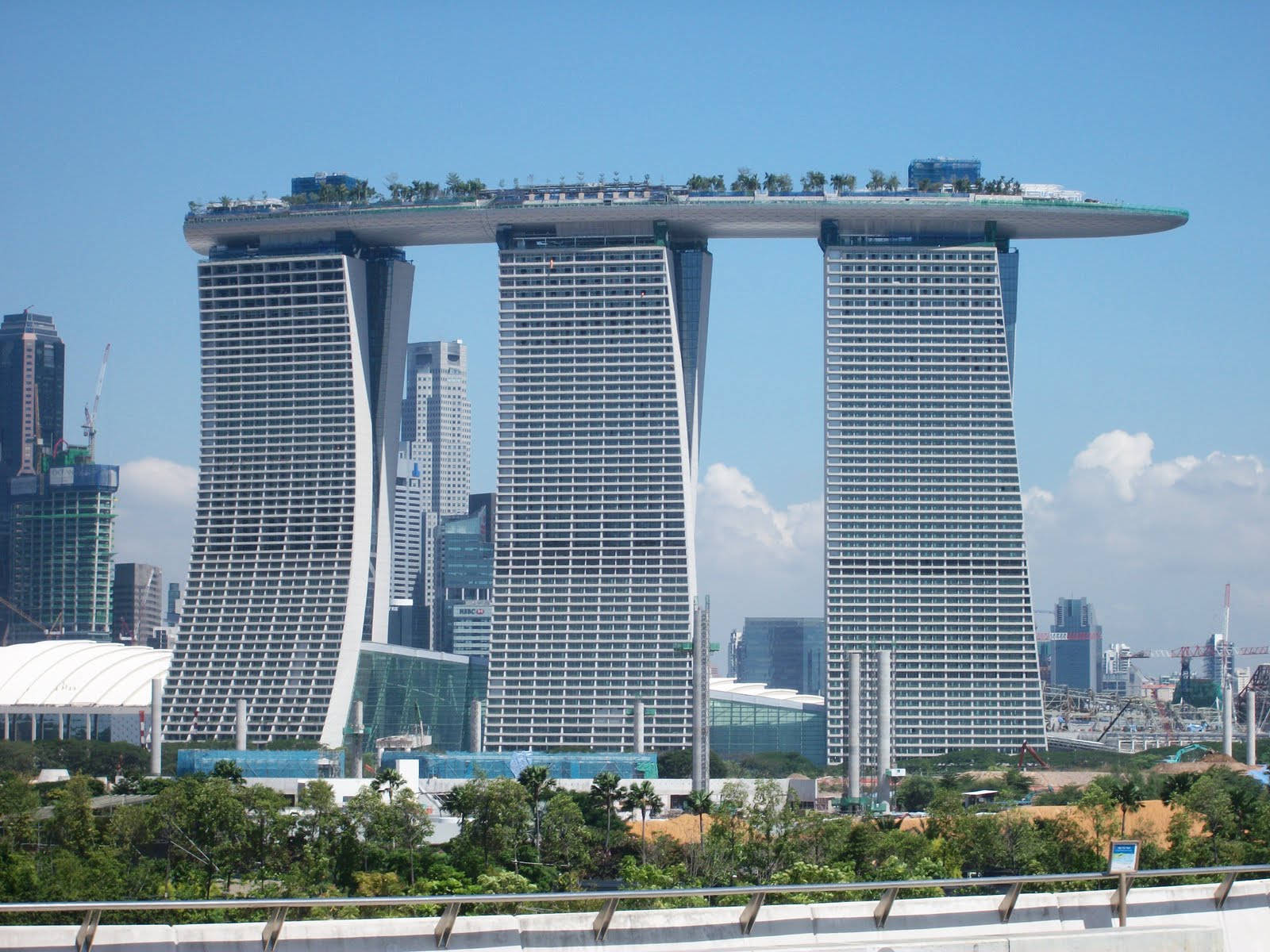 World famous building. Билдинг Сингапур. Архитектура Шератон Хучжоу. Небоскреб ворота в Сингапуре. Современные здания.