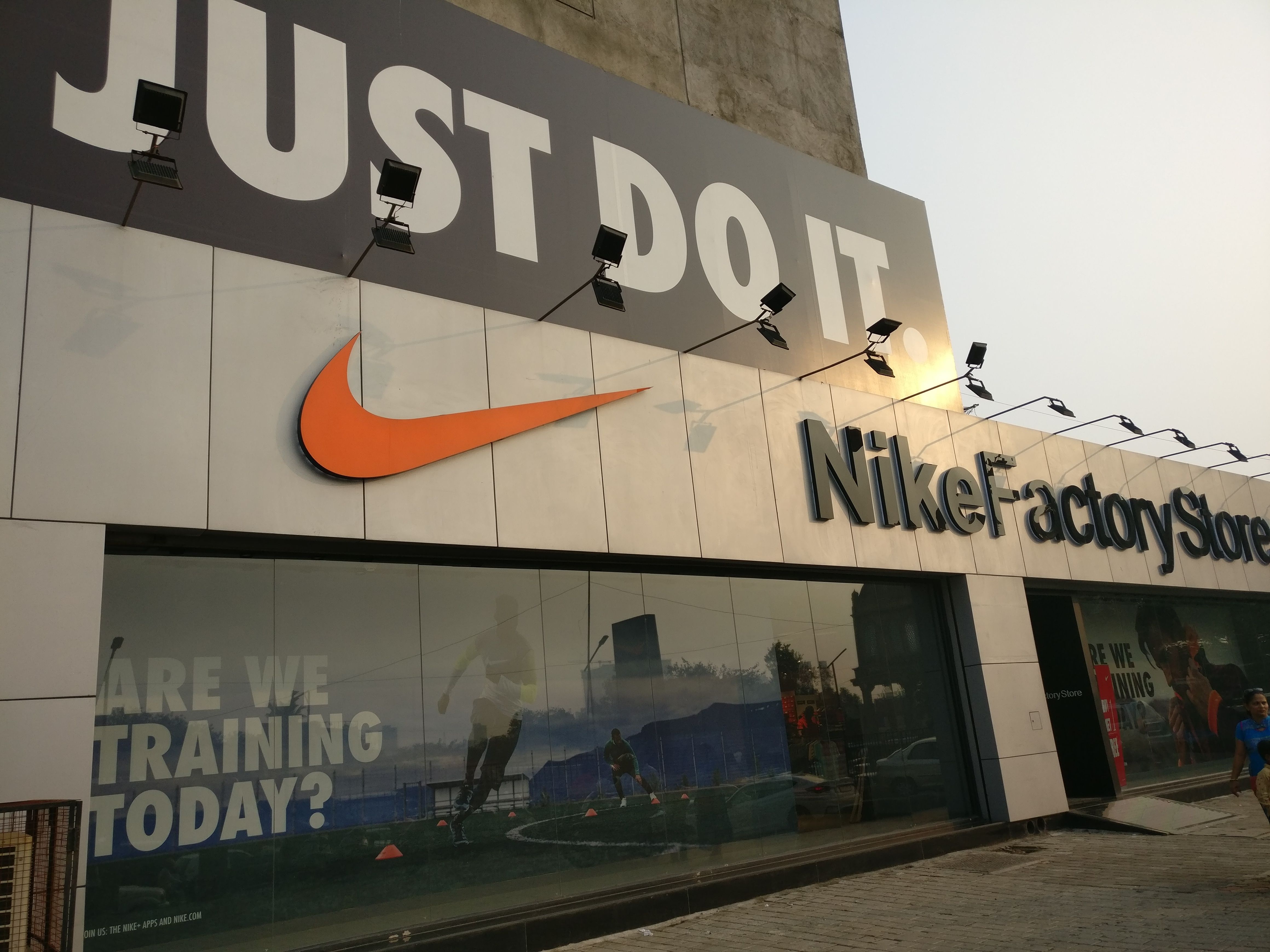 Nike Factory Outlet. Huge discounts 