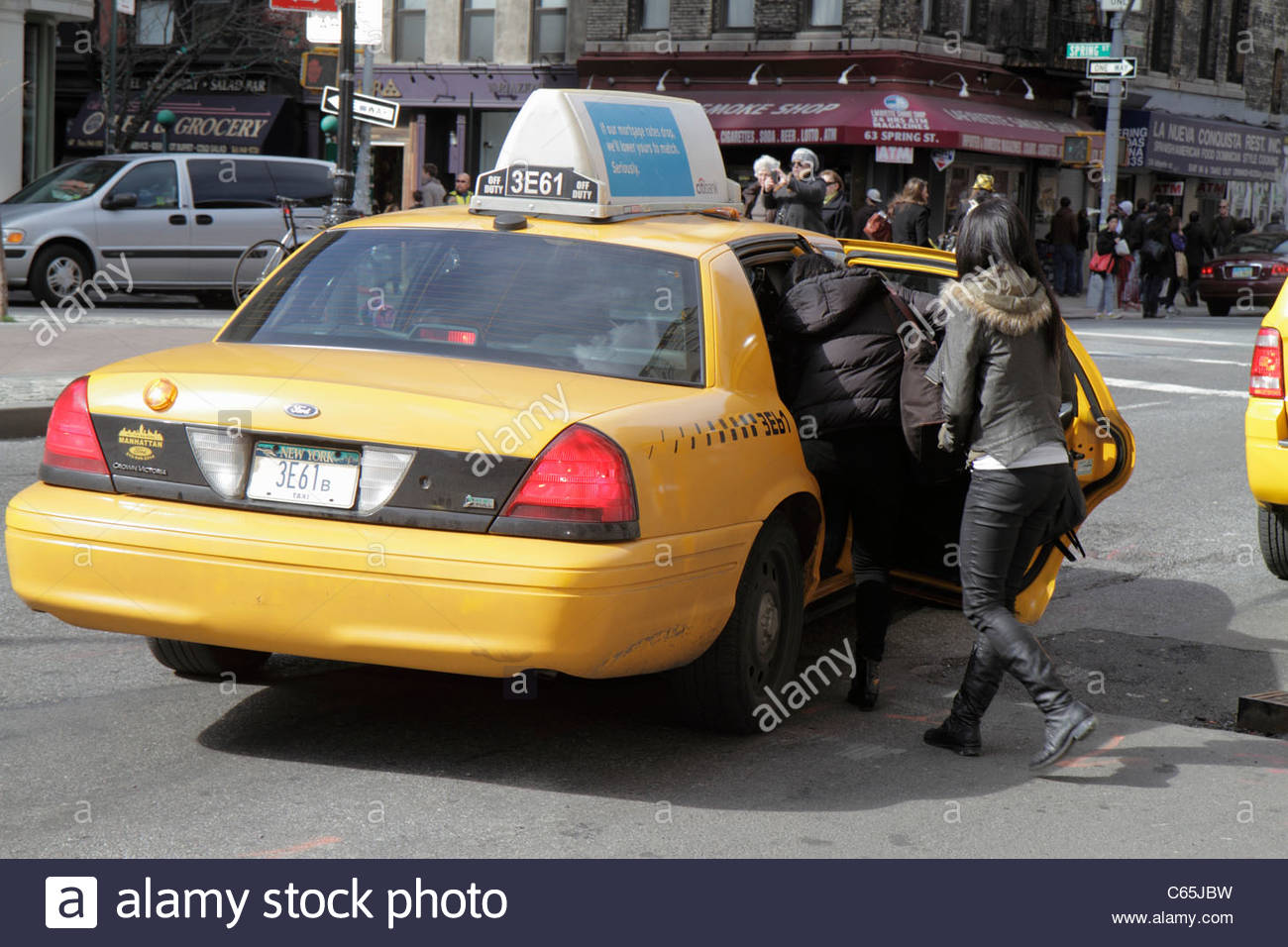 lower-manhattan-new-york-city-nyc-ny-soho-spring-street-taxi-cab-boarding-C65JBW.jpg