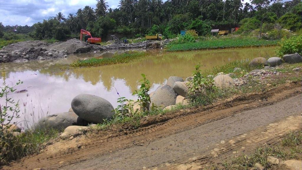 Aktifitas Tambang Batu dengan menggunakan Excavator, lokasi Desa Blang Gunci Kec. Sawang.jpg