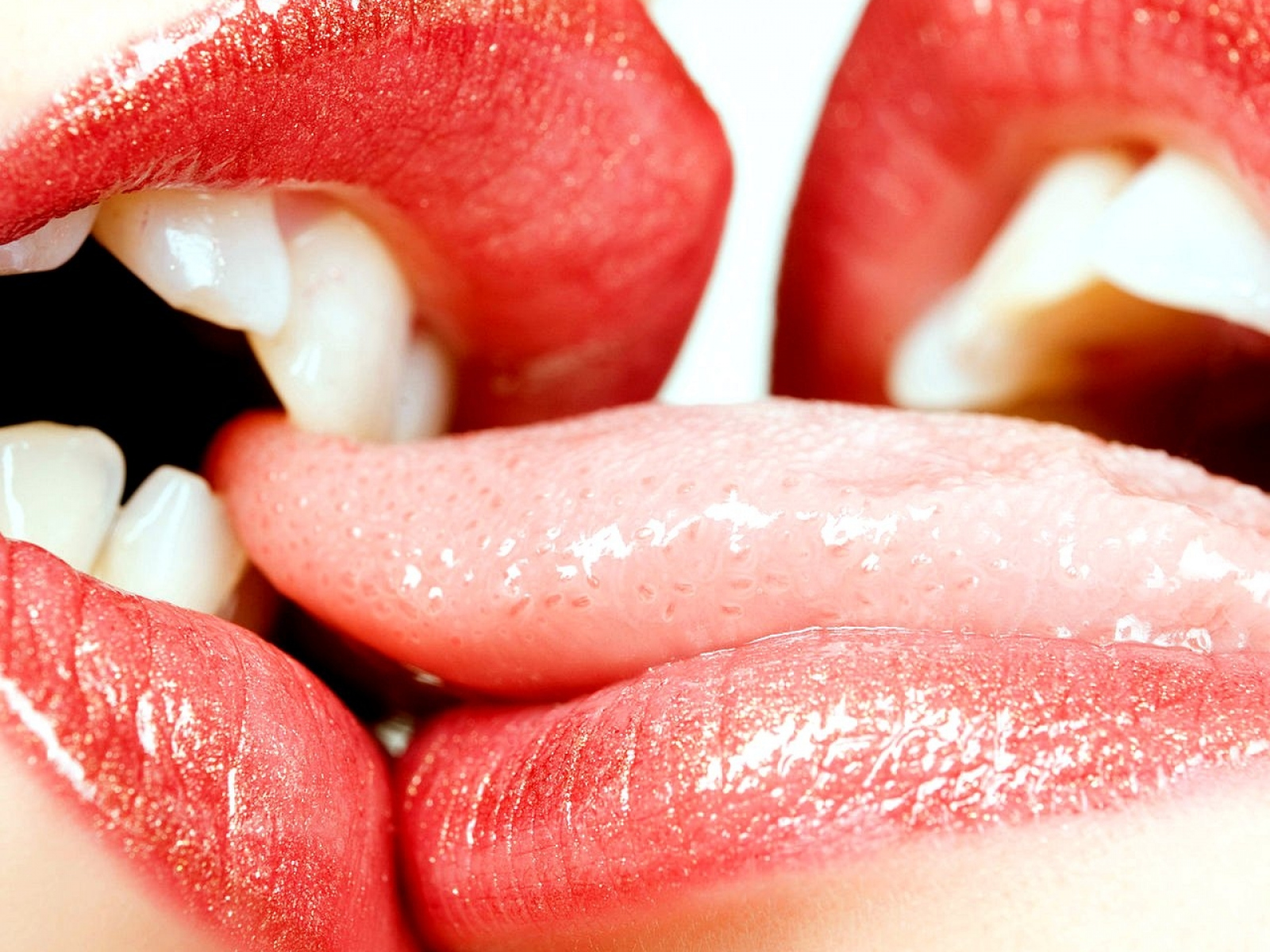 kiss_lips_tongue_biting_play_11257_1600x1200.jpg