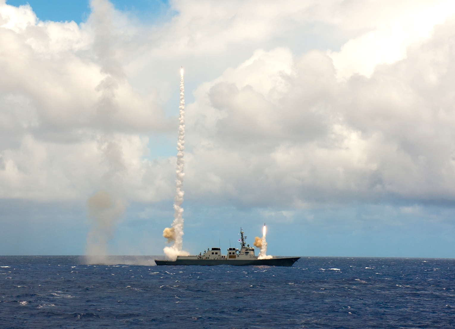 Korean Aegis DDG(Simultaneous launching 2 missiles in RIMPAC) 한국 이지스함