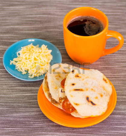 77652047-tradicionales-deliciosas-arepas-pollo-desmenuzado-aguacate-y-queso-cheddar-y-carne-rallada-con-una-t.jpg