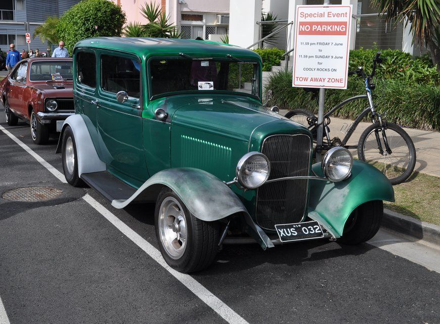 Green Vintage car collyrockson.jpg