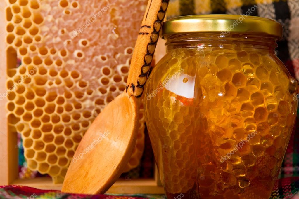 depositphotos_4511037-Jars-of-honey-and-honeycomb.jpg