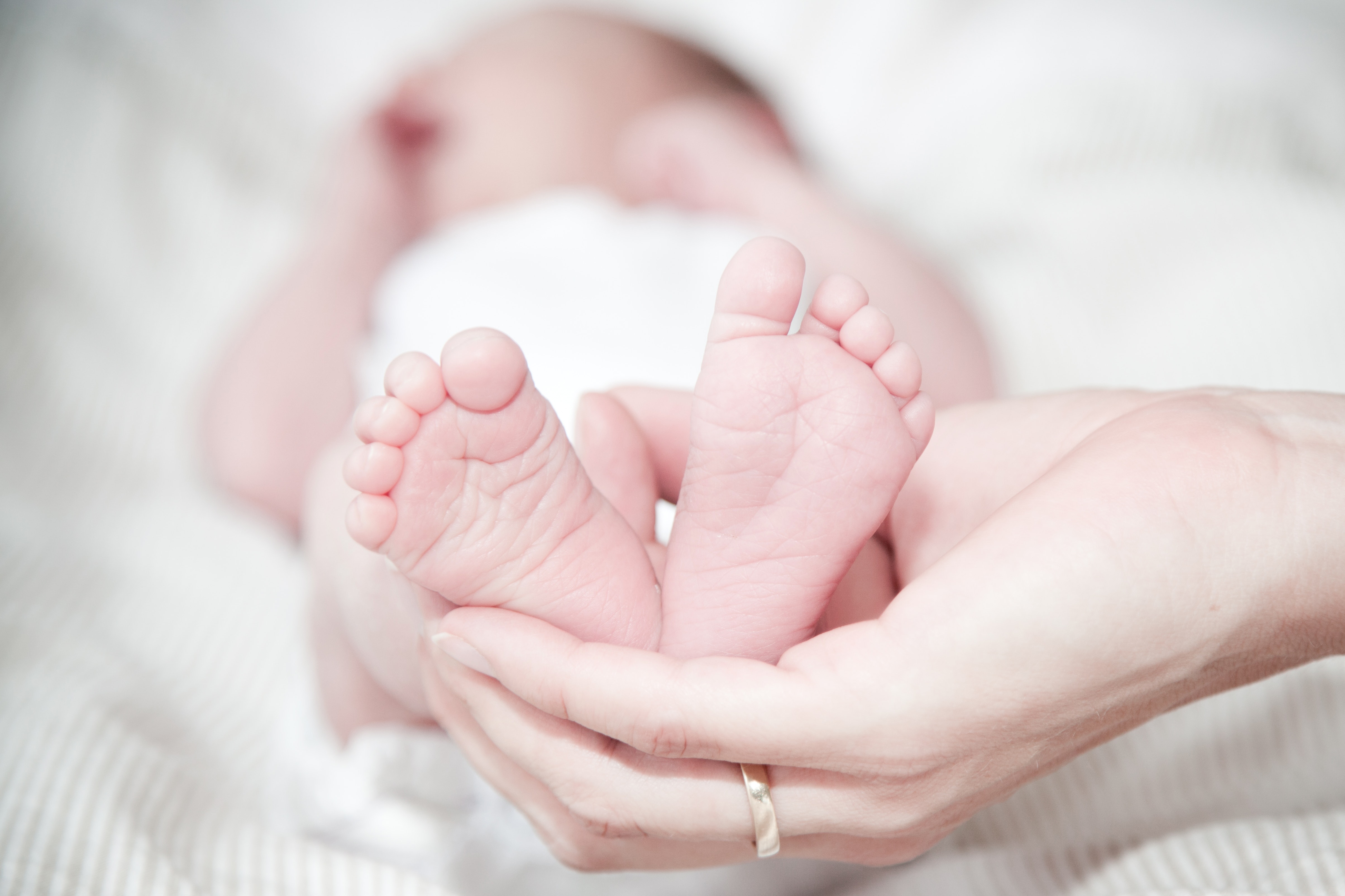 baby-baby-feet-bed-325690 pexels.jpg