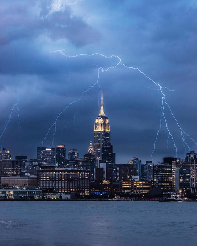 When lightning strikes the Empire State Building, New York City ⚡️ — Steemit