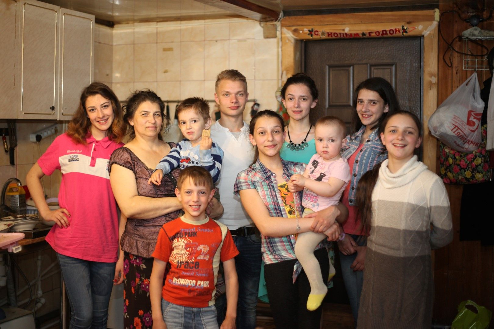 Многодетные командировка. «Многодетная семья» (г. Саранск, Мордовия). Многодетная семья. Многодетная семья в России. Многодетные малоимущие семьи.