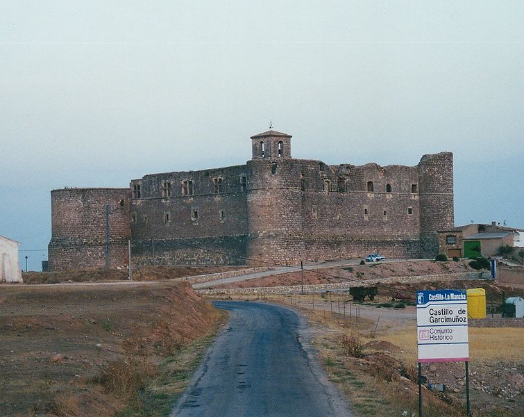 755px-Castillo_de_Garcimuñoz_1997.jpg