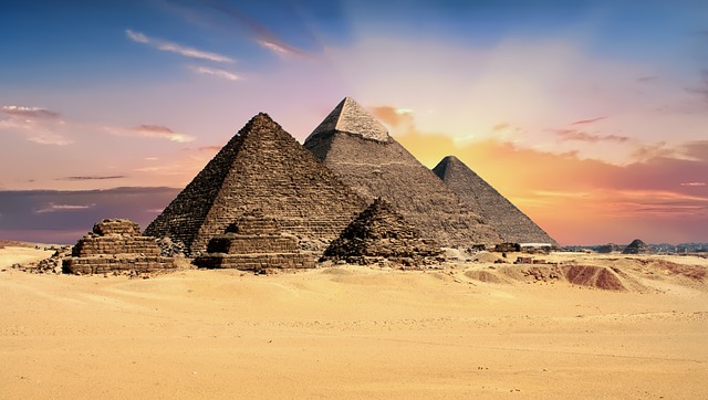 pyramids-2159286_640.jpg
