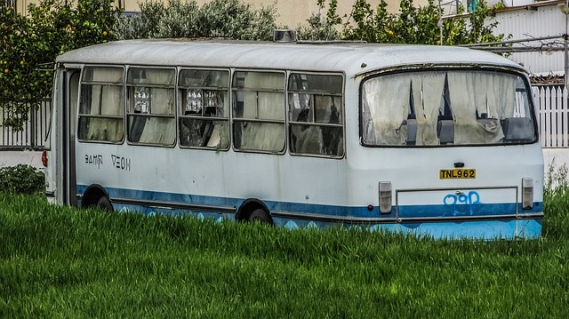 old-bus-1275350_640.jpg
