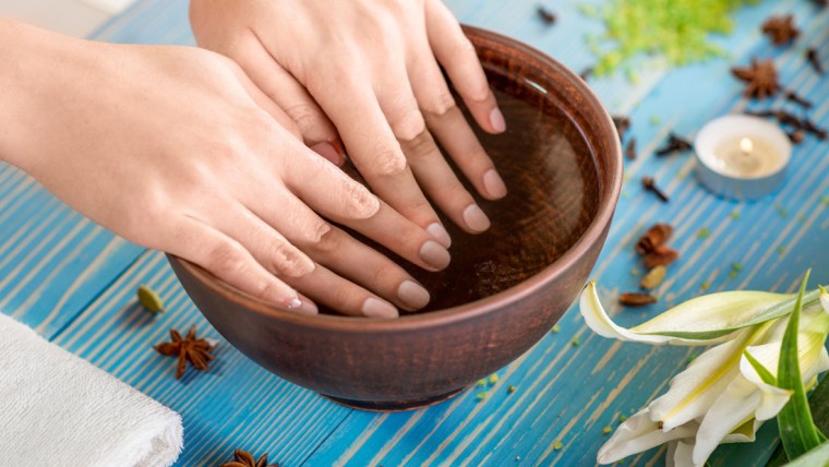 did-you-know-soaking-your-nails-in-cold-water-is-the-best-way-to-dry-them-760x428.jpg