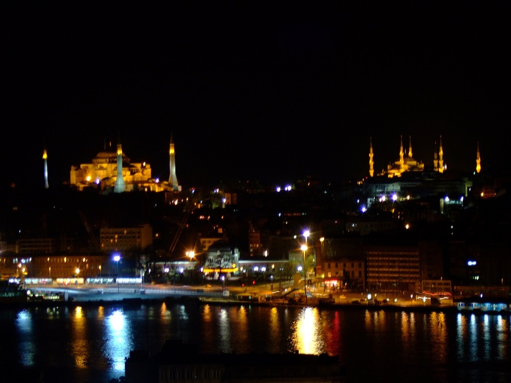 Hagia Sophia and Blue Mosque in Istanbul - Turkey (night).jpg