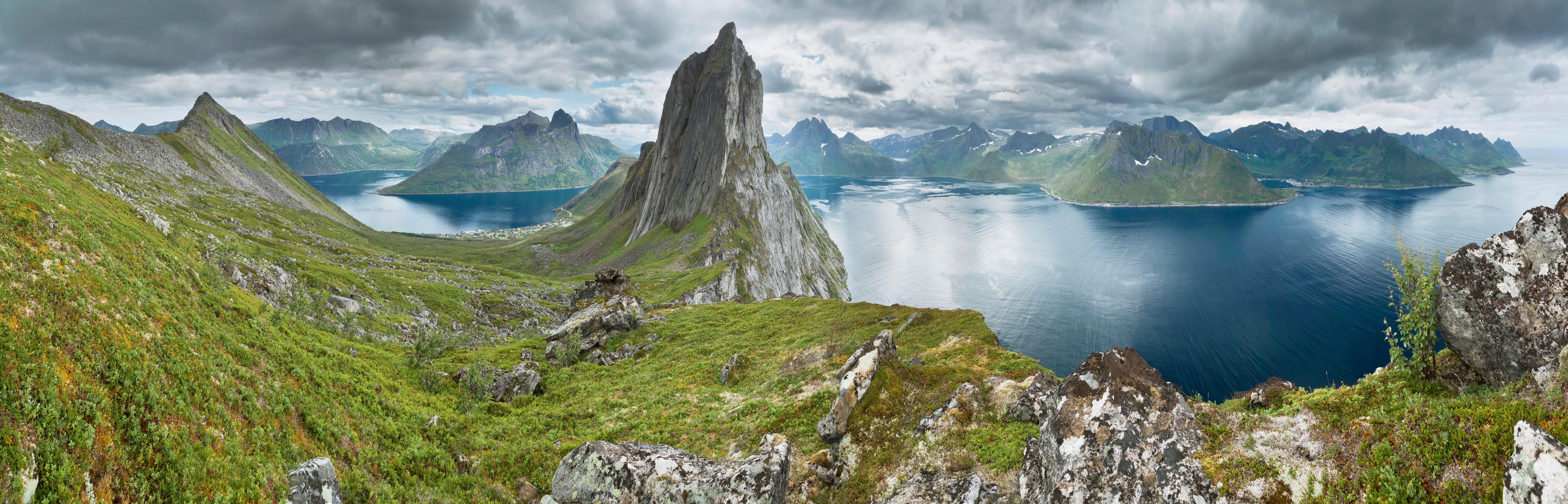 View_from_a_ridge_between_Segla_and_Hesten,_Senja,_Norway,_2014_August.jpg