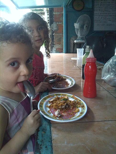 Niñas comiendo.jpg