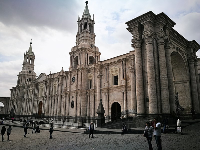 800px-Façana_de_la_catedral_d'Arequipa.jpg