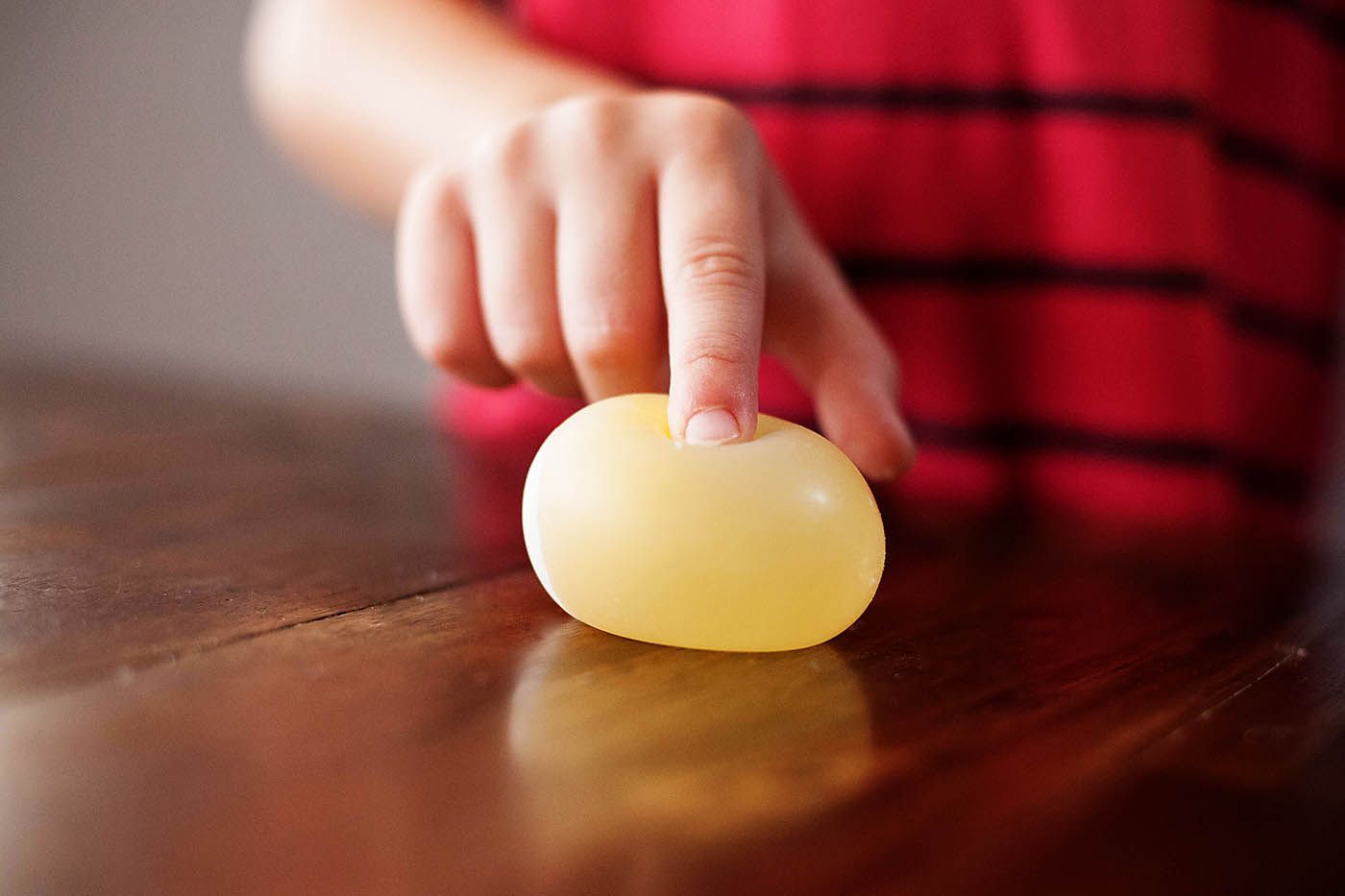 Яйца воде видео. Яйцо. Резиновое яйцо эксперимент. Яйцо в уксусе эксперимент. Яйцо в уксусе.