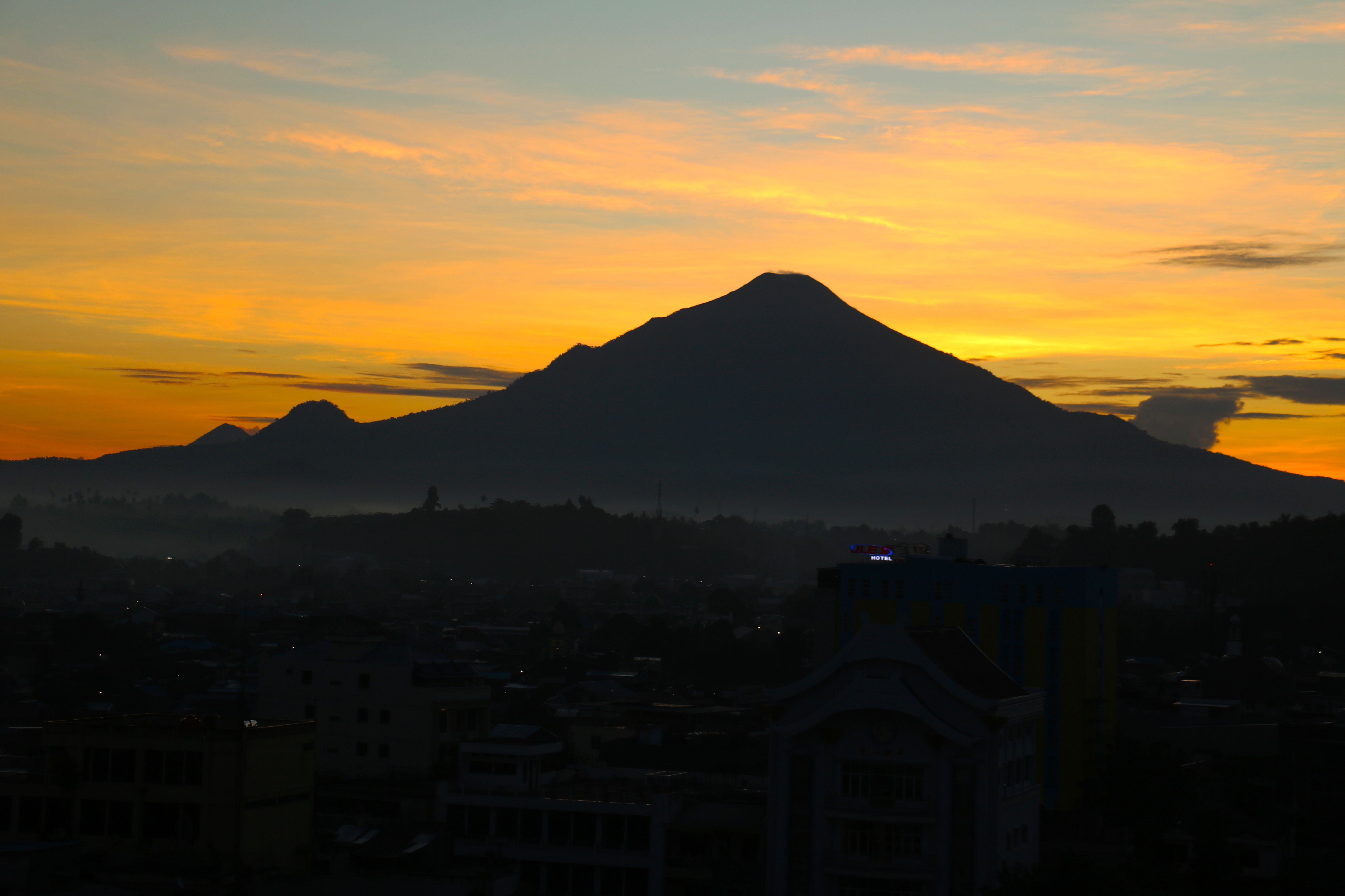 Pemandangan Sunrise Dibalik Gunung Tua Manado Steemit