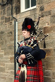 220px-Bagpiper_in_Edinburgh_001.jpg