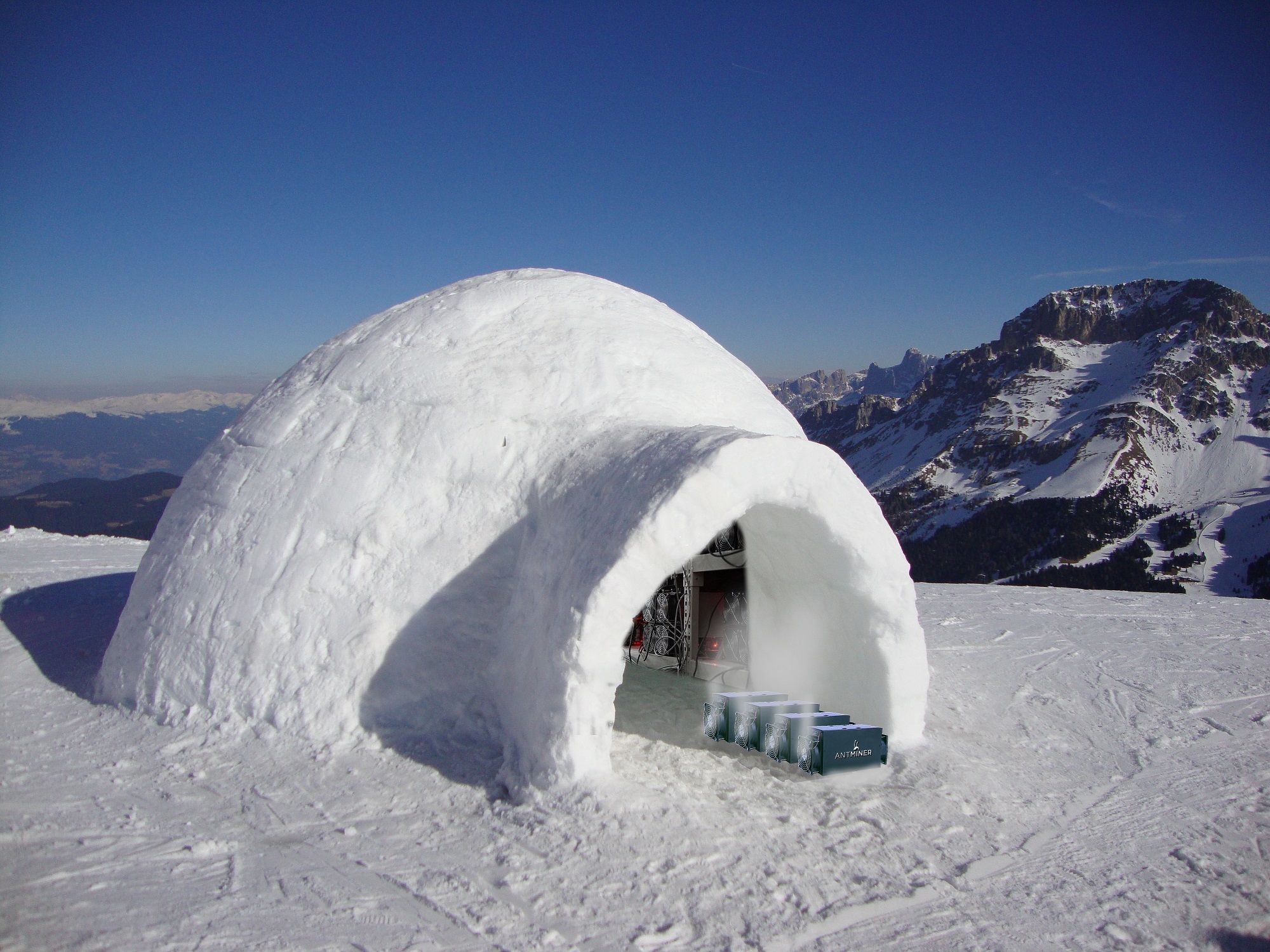 Un_igloo_ma_non_siamo_in_alaska_ma_nei_pressi_della_Pala_di_Santa_-_panoramio.jpg