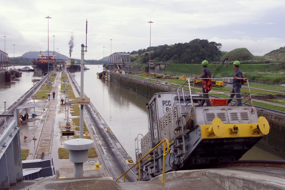 panama_canal_miraflores_mule.png