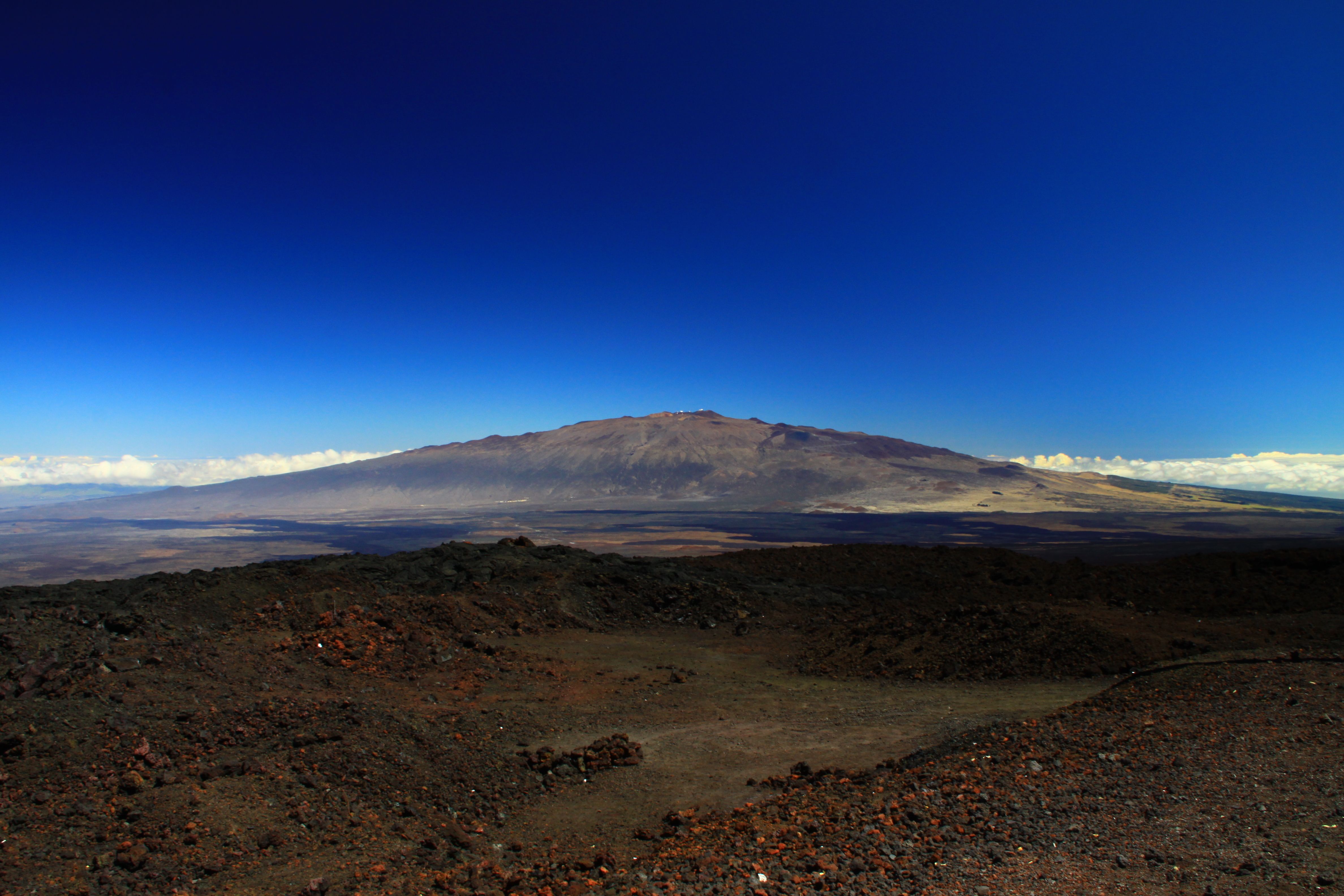 Mauna_Kea_from_Mauna_Loa_Observatory,_Hawaii_-_20100913.jpg