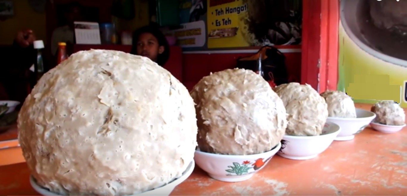 makanan-unik-bakso-raksasa.jpg