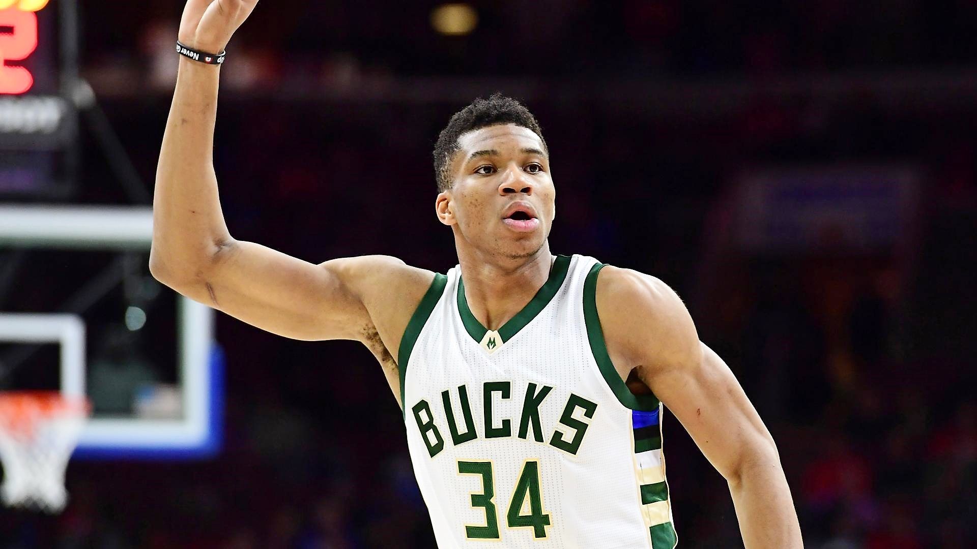 giannis-antetokounmpo-reacts-home-uni.jpg