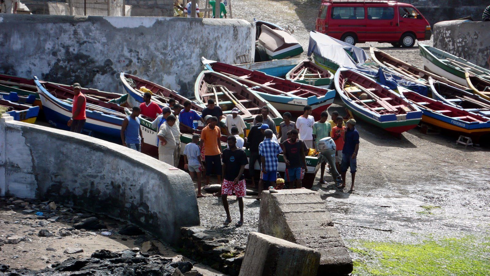 Fishing_boat_arrival,_Ponta_do_Sol,_Santo_Antão,_Cabo_Verde.jpg