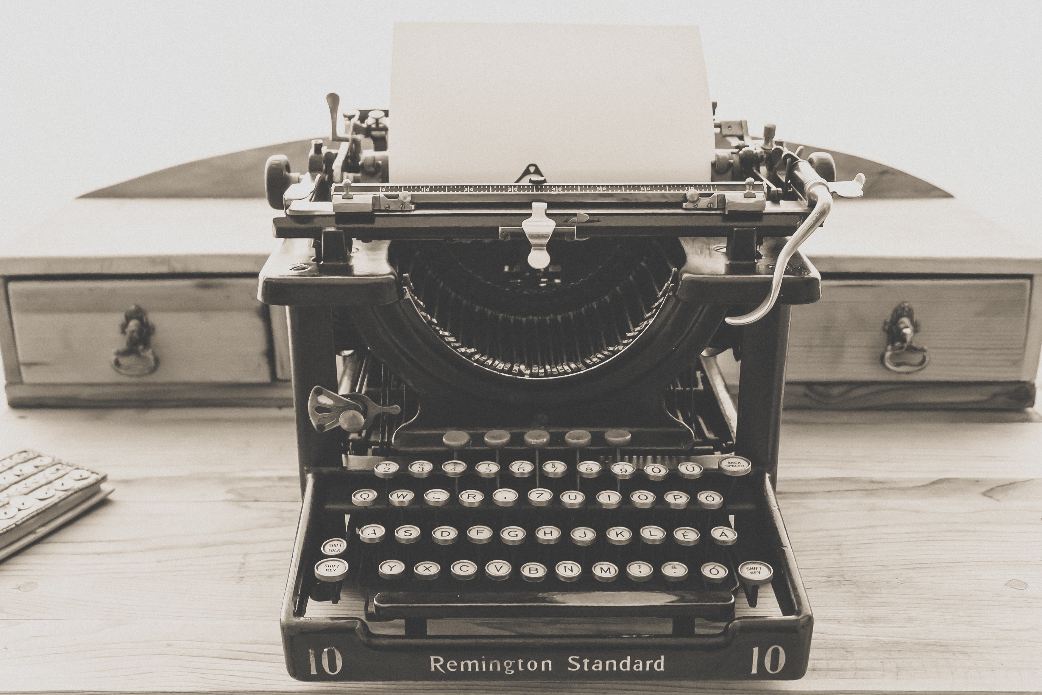 typewriter-vintage-old-vintage-typewriter-163116.jpeg