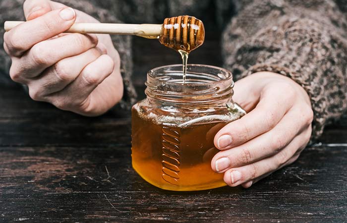 2.-Moisturize-Skin-With-Honey.jpg