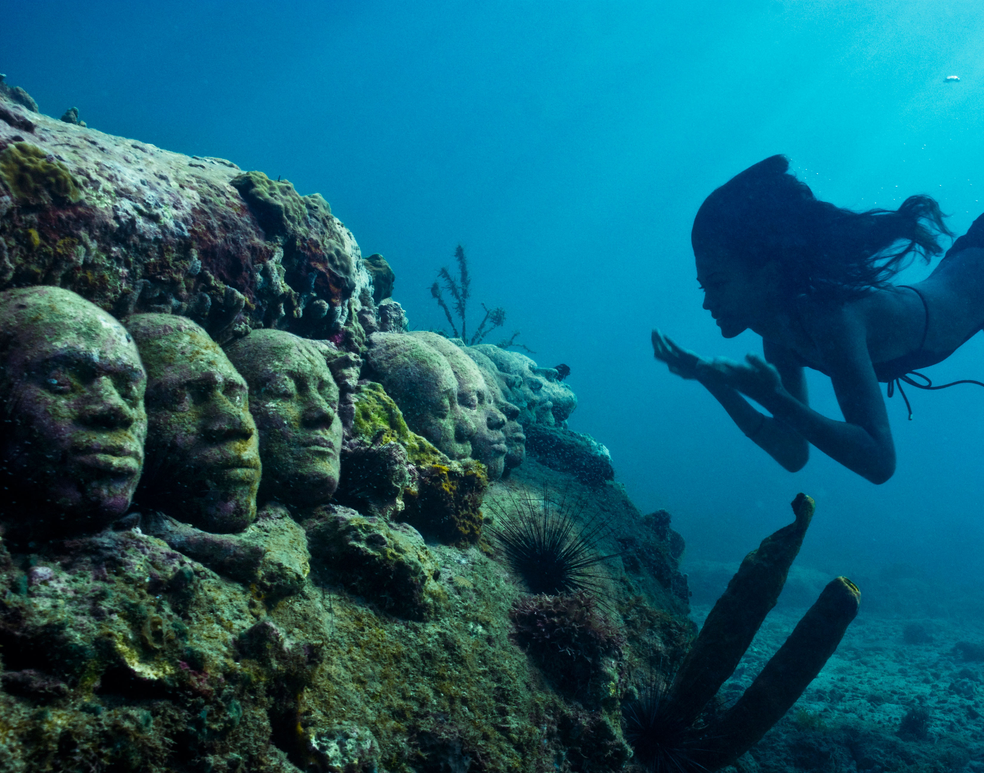 Герой тихого океана. Подводный музей Джейсона де Кайрес Тейлора. Канкун Мексика подводный музей. Мексика дайвинг музей подводных скульптур. Подводный город Акра в Крыму.