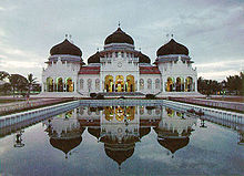 220px-Banda_Aceh's_Grand_Mosque,_Indonesia.jpg