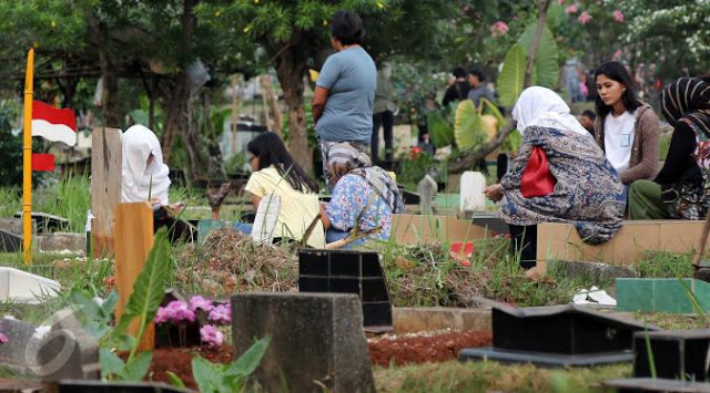 Alasan Mengapa Tidak Boleh Duduk Diatas Kuburan.jpg